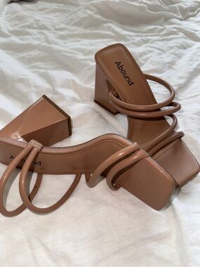 NWOT Abound Nude‎ Tan Strappy Block Heel Sandals Heels Size 5.5
